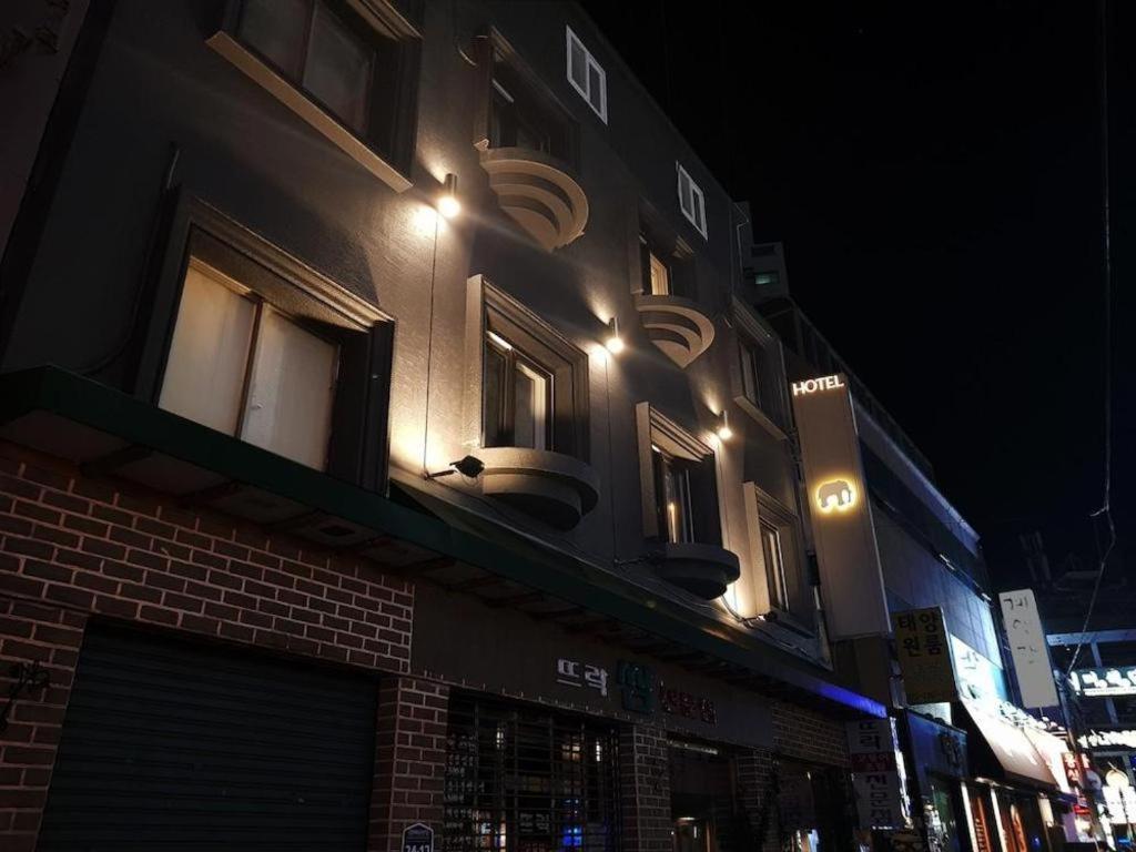 Hotel Elephant Busan Bagian luar foto