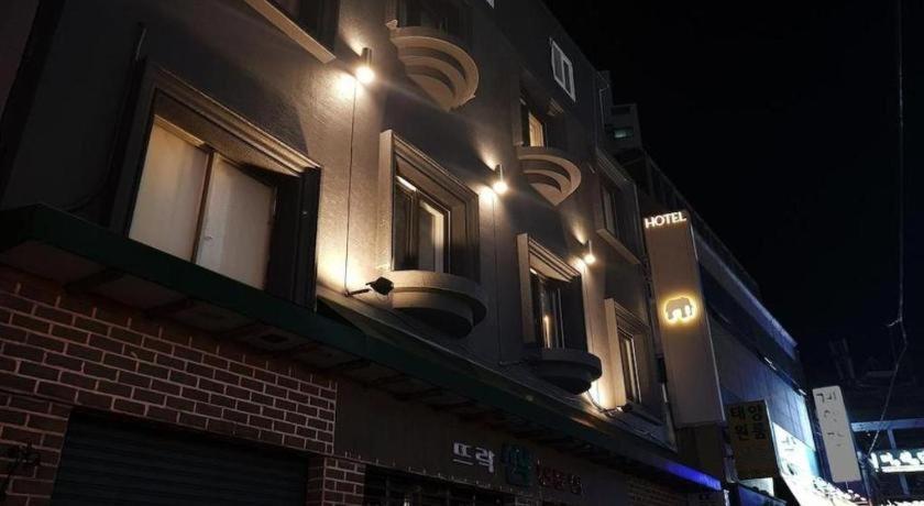 Hotel Elephant Busan Bagian luar foto